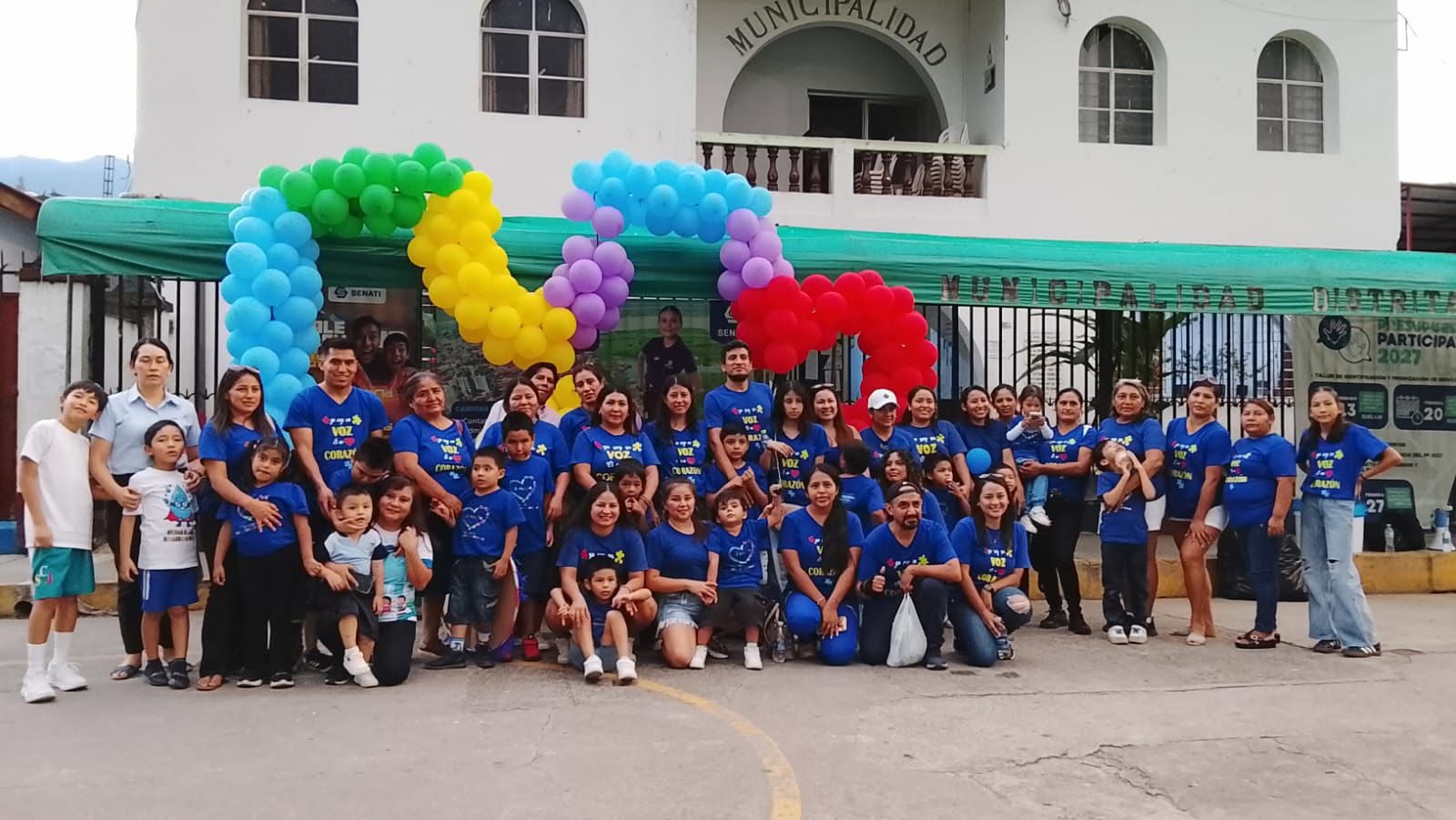 Familias compartiendo una actividad artística inclusiva