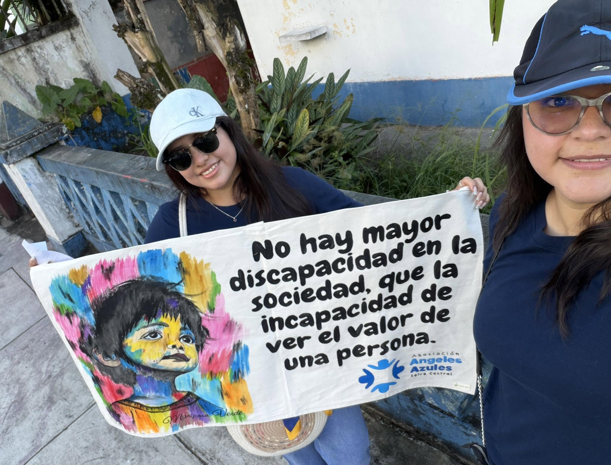 Niño participando en un taller inclusivo